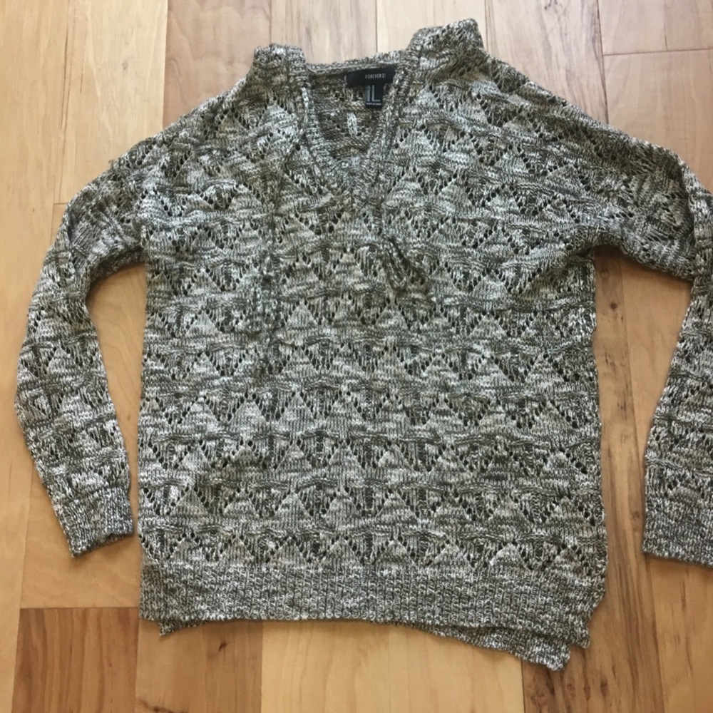 Beautiful Brown& Beige knit sweater with hood. Forever 21, Size: Medium.